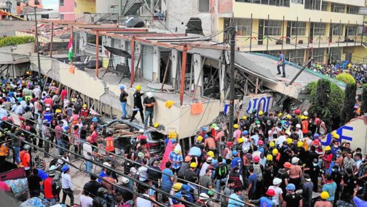 Colegio Enrique Rebsamen durante las labores de rescate tras el terremoto