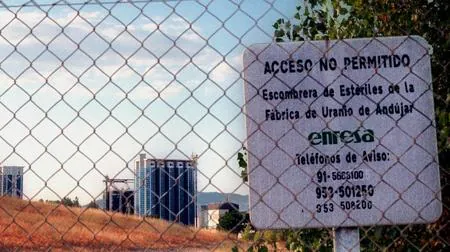Visita lateral del cementario de residuos de la antigua fábrica de uranio de Andújar, un perímetro debidamente vallado y señalizado, como atestigua el Consejo de Seguridad Nuclear