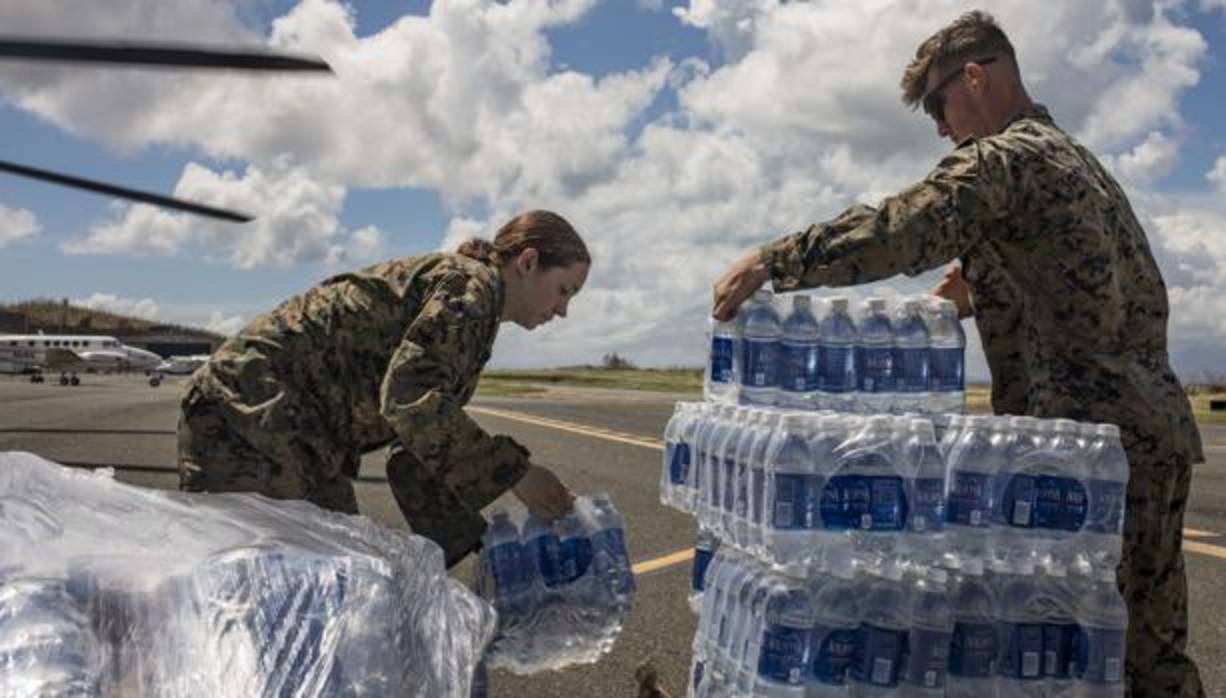 Soldados estadounidenses trasladan agua en San Juan hasta los pueblos aislados en Puerto Rico que se han quedado sin subsistencias y aislados