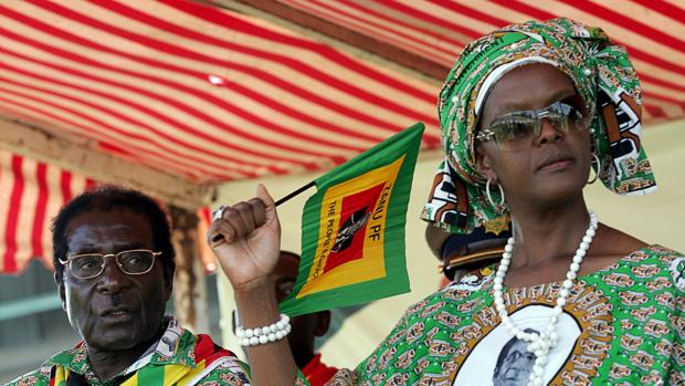 Distribuyen ropa interior usada de Grace Mugabe, esposa del presidente de Zimbabwe