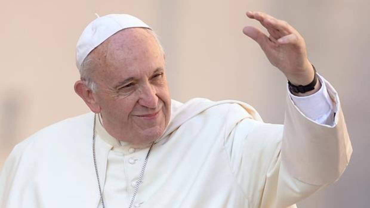 El Papa saluda durante la audiencia general de este miércoles