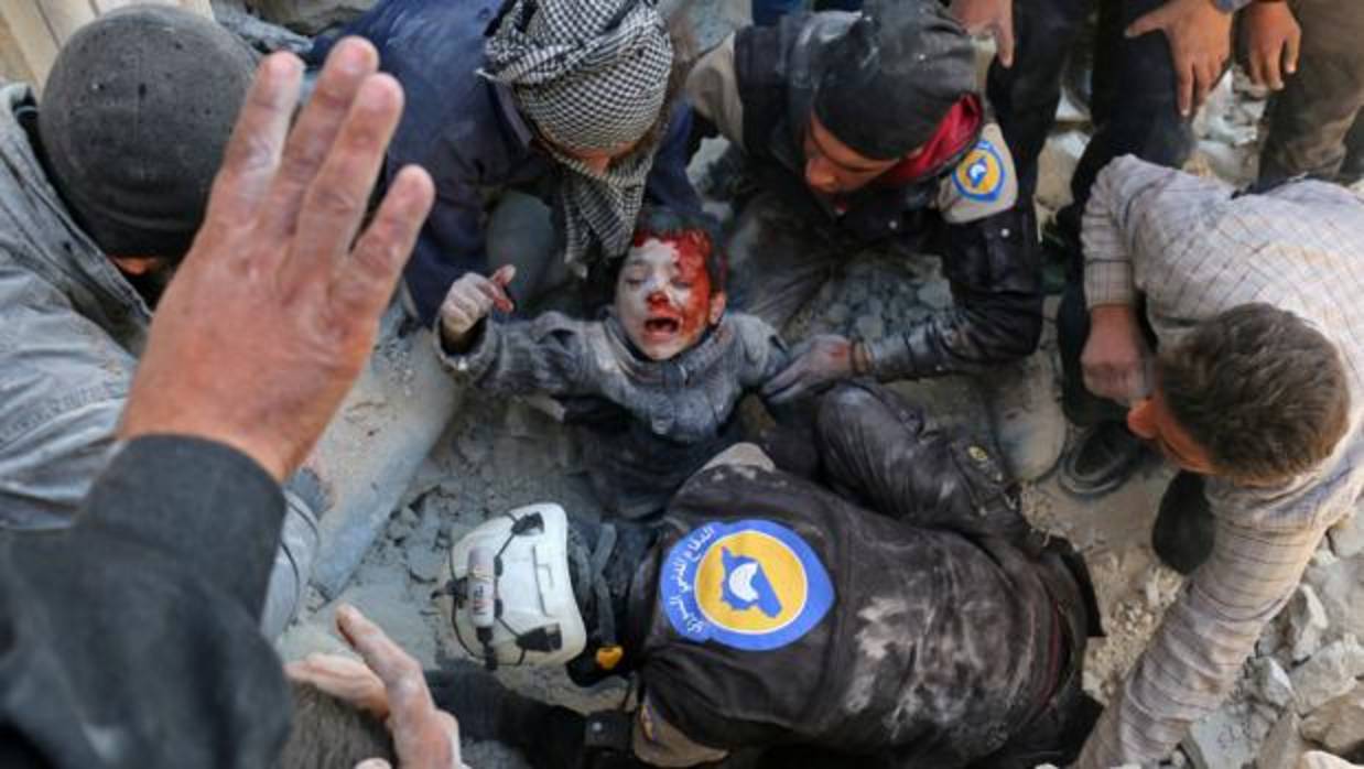 Los Cascos Blancos rescatan a un niño en Alepo