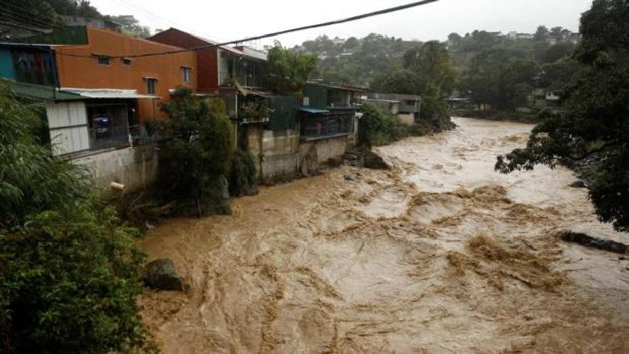 El río Tiribi en San José, Costa Rica, donde el paso de la tormenta tropical Nate, ha dejado 11 muertos