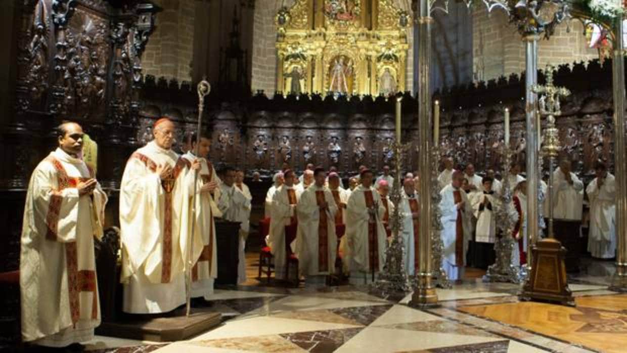 El cardenal Ricardo Blázquez preside la eucaristía en la catedral de Pamplona