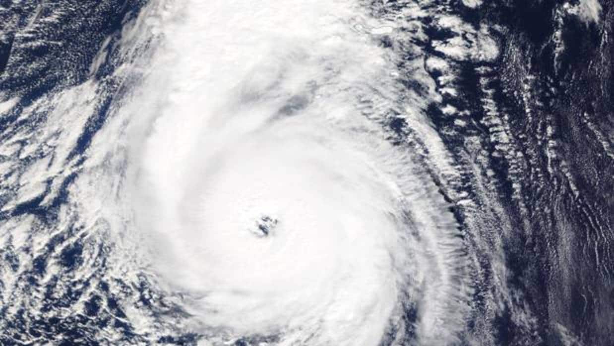Imagen satelital del huracán Ofelia que ha alcanzado la categoría 3