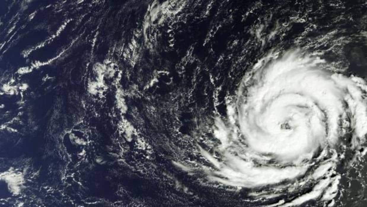 Una imagen del huracán Ofelia tomada por el satélite Copernicus Sentinel-3A