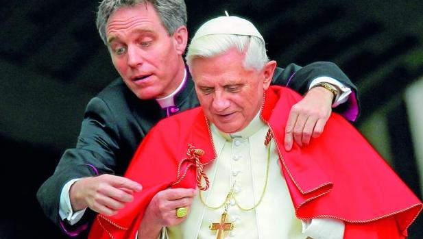 El secretario de Benedicto XVI desmiente que esté grave