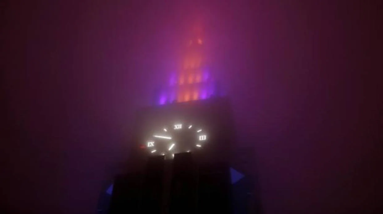 El reloj de una torre que no puede apreciarse con nitidez por la lluvi en Tokio que anuncia la llegada de Lan