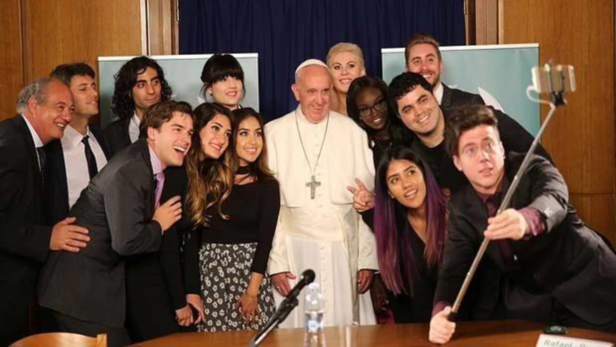 El Papa Francisco posa con un grupo de jóvenes «youtubers» - EFE
