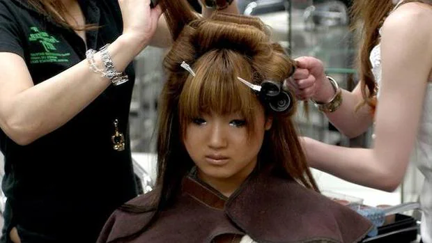 Una joven japonesa demanda a su instituto por prohibirle la asistencia si no se tiñe el pelo de negro