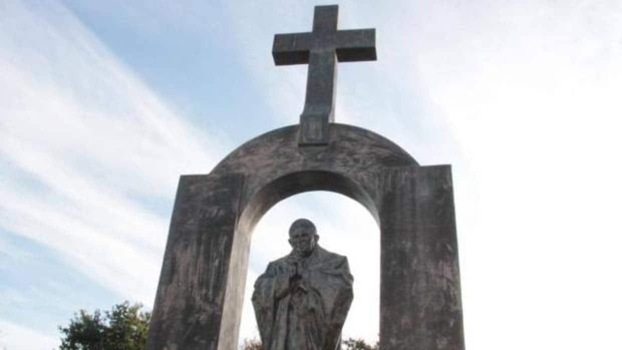 La estatua de Juan Pablo II en la localidad de Ploermel