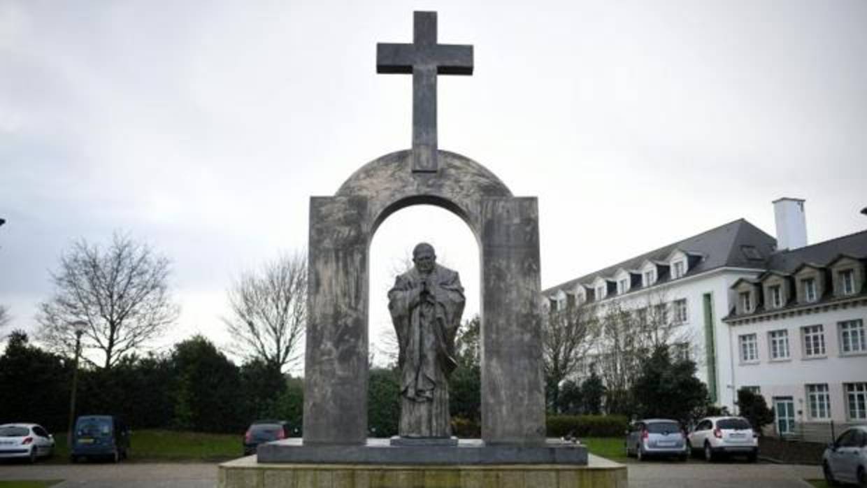 La estatua de Juan Pablo II en la localidad francesa de Ploërmel