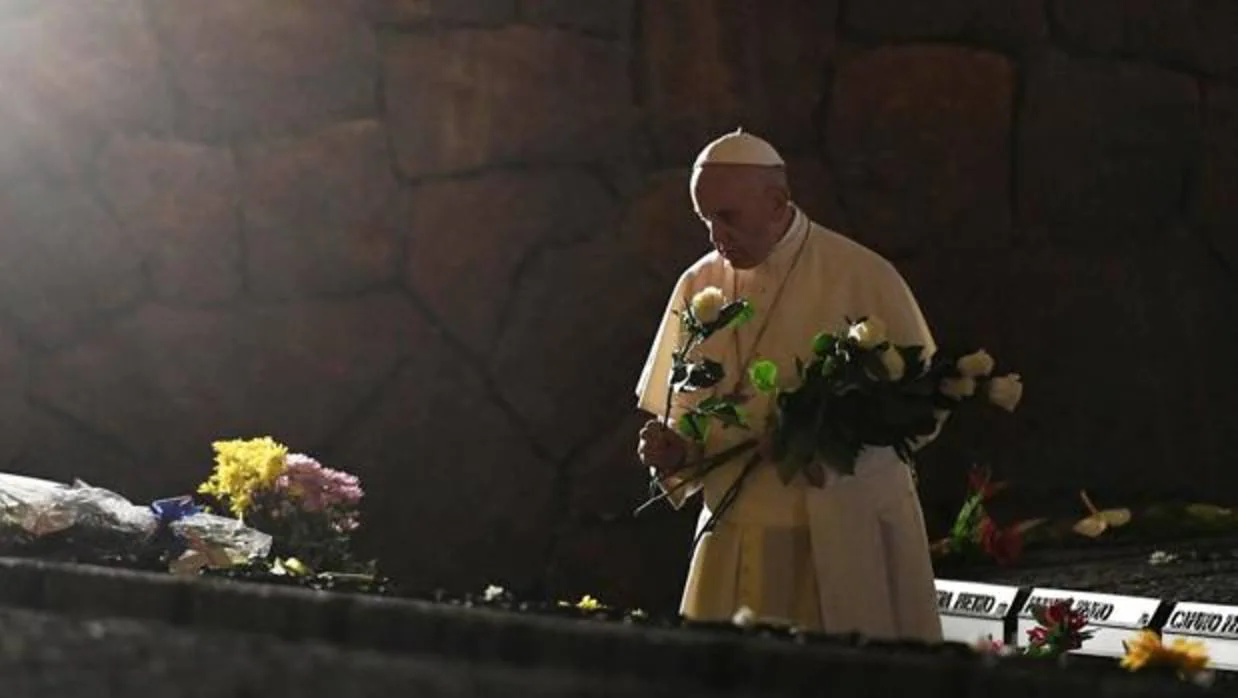 El papa Francisco coloca rosas blancas en las fosas Ardeatinas, donde fueron fusiladas más de 300 personas en la II Guerra Mundial