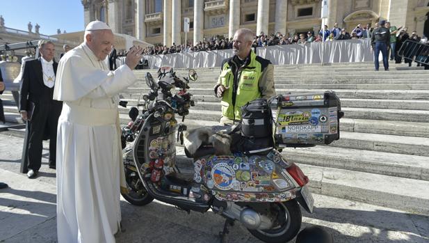 El Papa: «Me da pena cuando veo gente con el móvil en la misa»