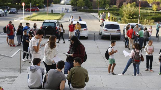 La Complutense suspende de empleo y sueldo a un profesor por acosar a alumnas