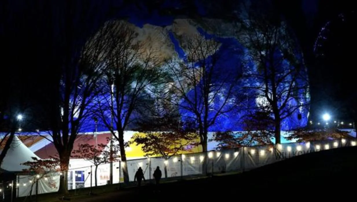 Vista de un globo terráqueo gigante iluminado en el espacio donde se celebra la Cumbre del Clima de Bonn (Alemania)