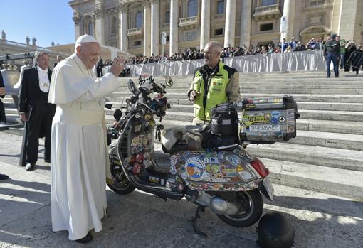 El Papa bendice la vespa en la plaza de San Pedro