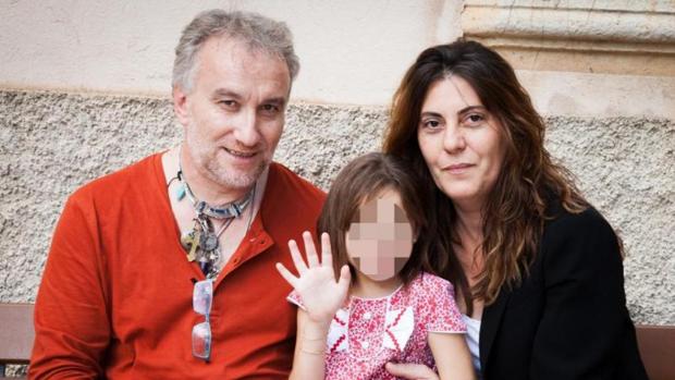 El juez envía a juicio a los padres de Nadia por exhibicionismo y pornografía