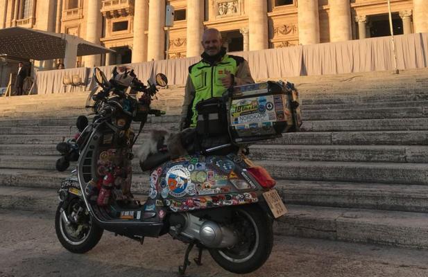 El Papa bendice la «vespa» navarra que repartirá solidaridad hasta Dakar