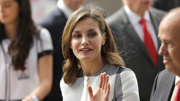 La Reina Letizia visita México cuando casi se cumplen dos meses del terremoto