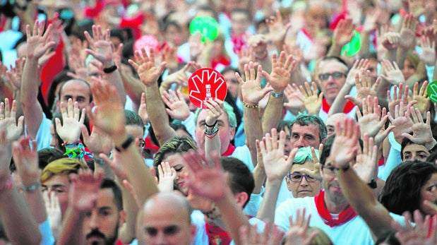 Manos levantadas contra las agresiones sexistas en Pamplona