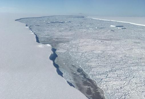 El iceberg gigante A68 se adentra en el mar