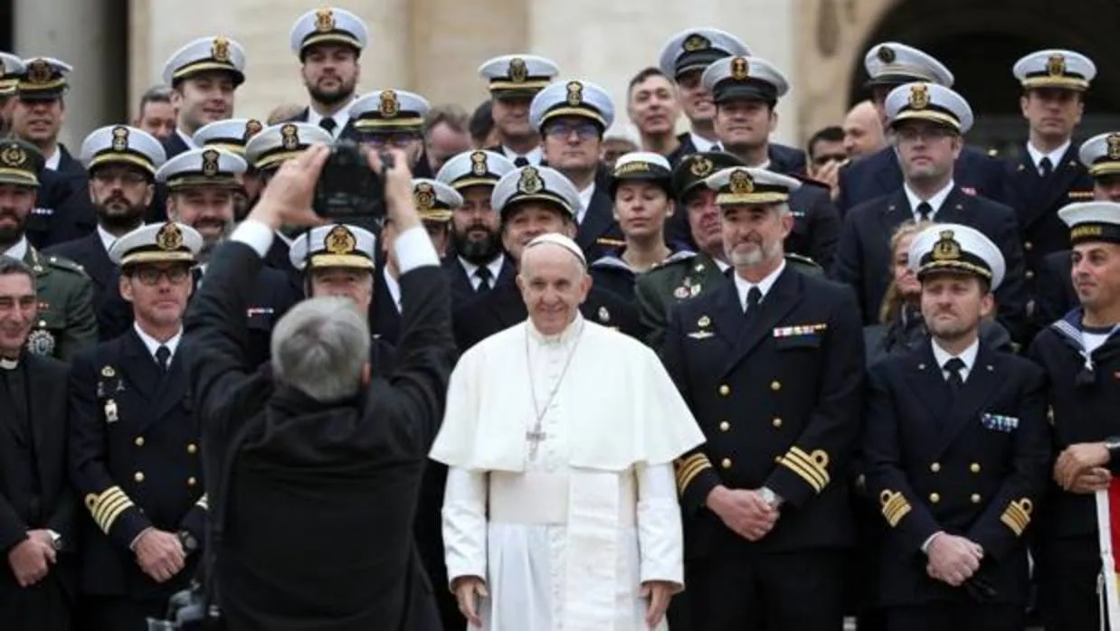 El Papa posa con la tripulación del Buque Cantabria