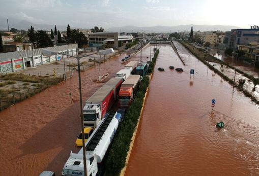 La carretera nacional, inundada en Mandra