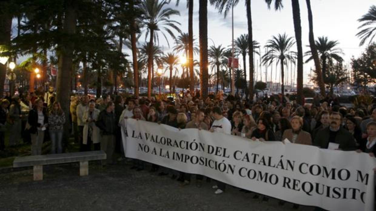 Manifestación de personal sanitario celebrada en Palma de Mallorca, en 2008, contra del catalán como requisito para trabajar en Baleares