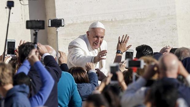 Francisco: «La misa no es momento para charlar o hacer fotos; es el Calvario, no un espectáculo»