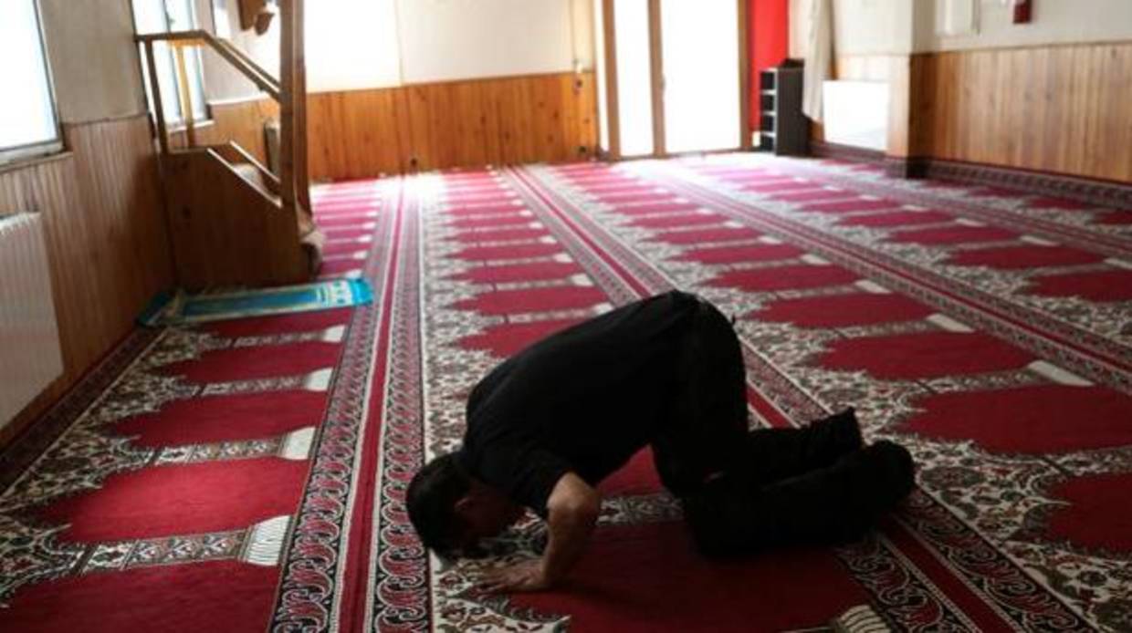 Un musulmán, orando en la mezquita en Ripoll