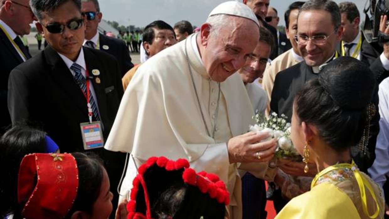 El Papa Francisco es bienvenido a su llegada al Aeropuerto Internacional de Yangon, Myanmar