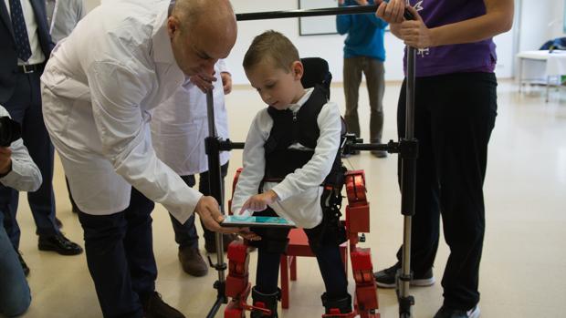 Sant Joan de Déu usará el primer exoesqueleto portátil para ensayar terapias en atrofias musculares