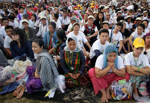 Asistentes a la ceremonia en Myanmar