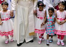 Niñas acompañan al Papa en su visita