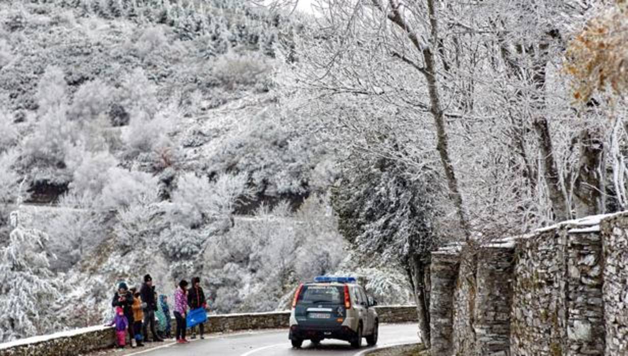 El temporal de frío, nieve y viento que afecta a la mitad norte del país y que obligó a activar la alerta naranja el pasado fin de semana. En la imagen, un coche de la Guardia Civil circula por O Cebreiro, en la montaña de Lugo