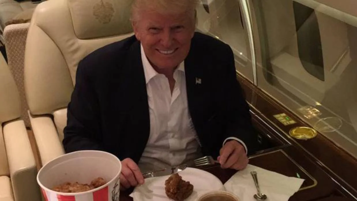 El presidente Trump en una imagen que colgó durante la campaña donde se le puede ver comiendo pollo de una conocida cadena de comida rápida