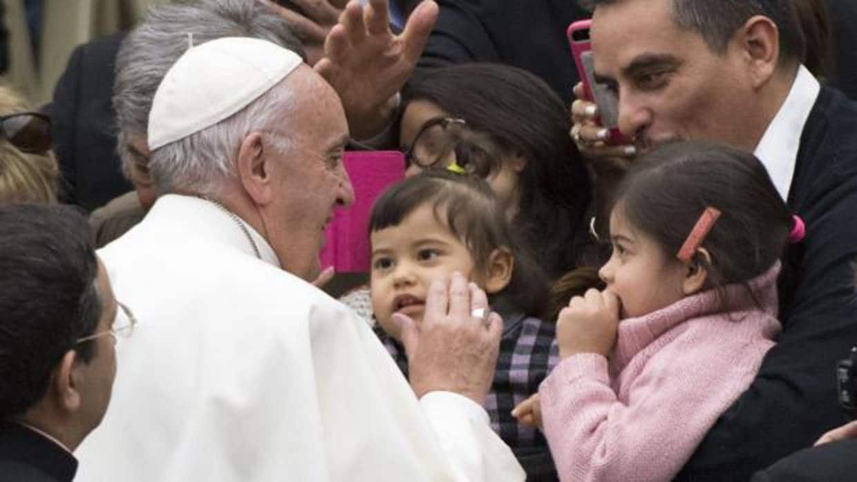 El Papa saluda a los peregrinos que han asistido a su Audencia en el Aula Pablo VI