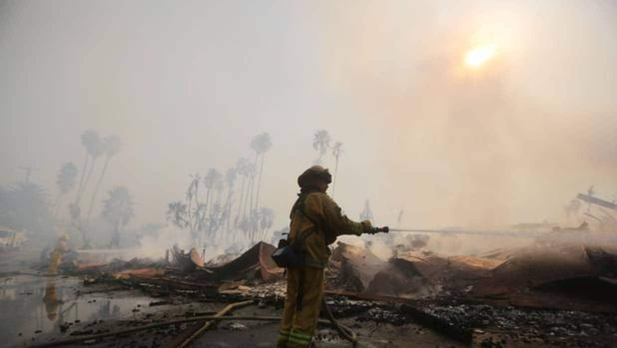 Bomberos intenta sofocar el fuego en una zona de apartamentos destrozada en Ventura