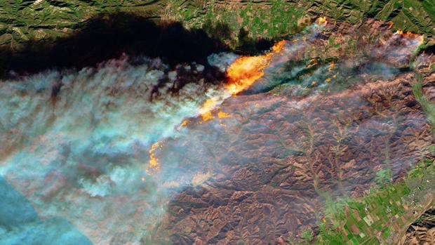 Los incendios en California dejan su primer muerto: una mujer de 70 años queda atrapada por el fuego