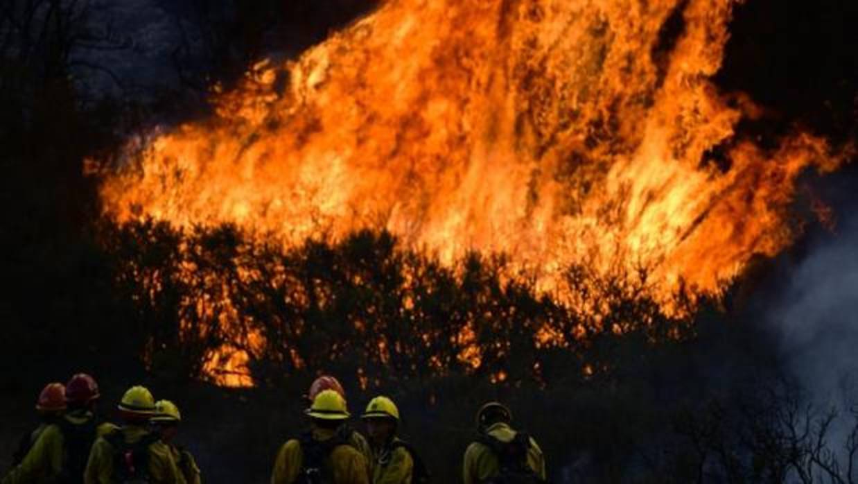 Más de nueve mil bomberos combaten las llamas en California