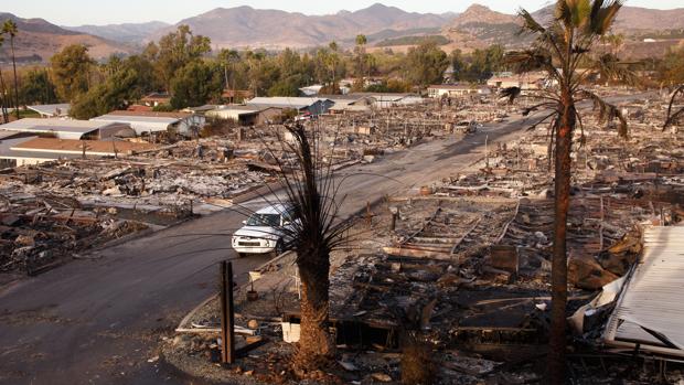 California intenta recuperarse del momento incendiario más crítico de su historia reciente