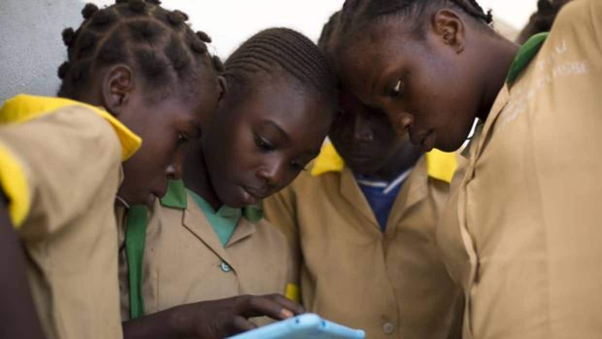 Una niña de doce años, Waibai Buka (segunda por la izqda. de la imagen), enseña a sus amigas a usar una tableta en Camerún