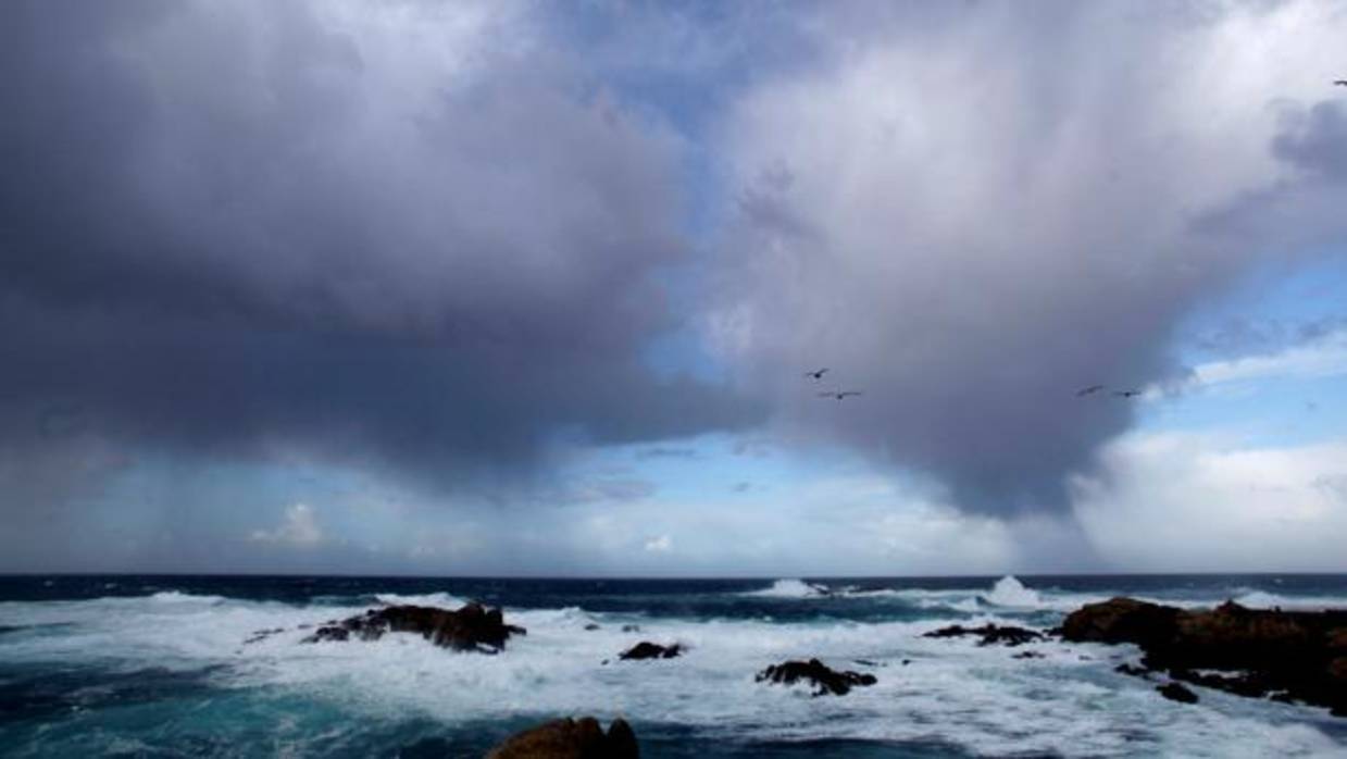 Grandes olas formadas en la ciudad de La Coruña. La intensa borrasca Ana, con aguaceros y rachas de viento de hasta 140 kilómetros por hora, ha causado cientos de incidencias, complicaciones en el tráfico y decenas de cancelaciones y desvíos de vuelos