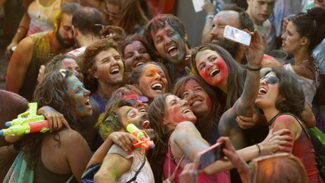 Varios jóvenes se hacen un selfi durante el festival de los colores Monsoon Holi Madrid