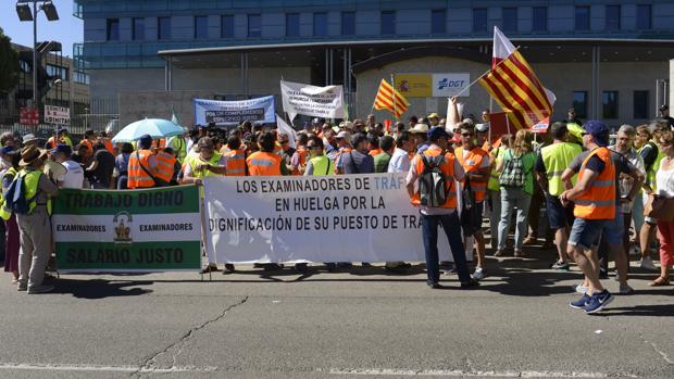 Las autoescuelas avisan: «El final de la huelga no soluciona la escasez de examinadores. Tardará meses»