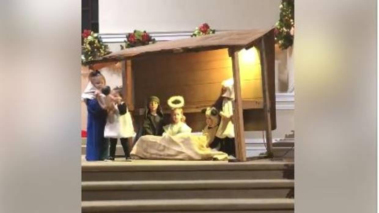 El cómico momento en el que la Virgen María y la oveja de un Belén infantil se pelean por el niño Jesús