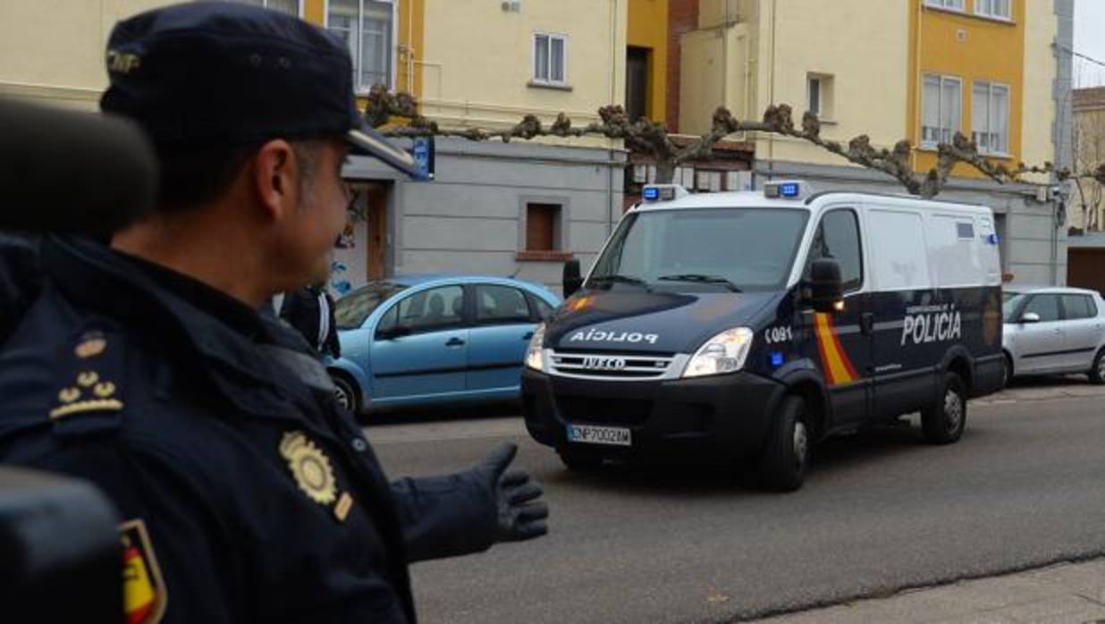 Un furgón policial que traslada a acusados de abusos sexuales