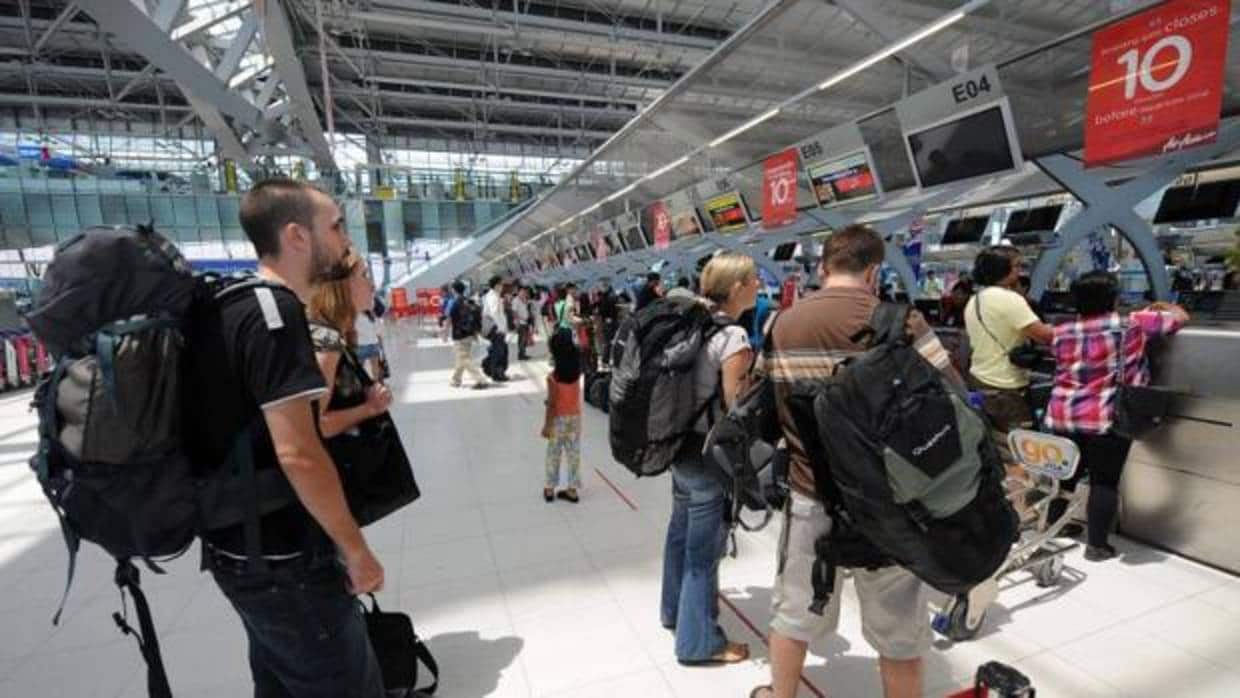 La familia llva 3 meses en el aeropuerto de Bangkok bajo el cuidado de la aerolínea Ukraine International Airlines