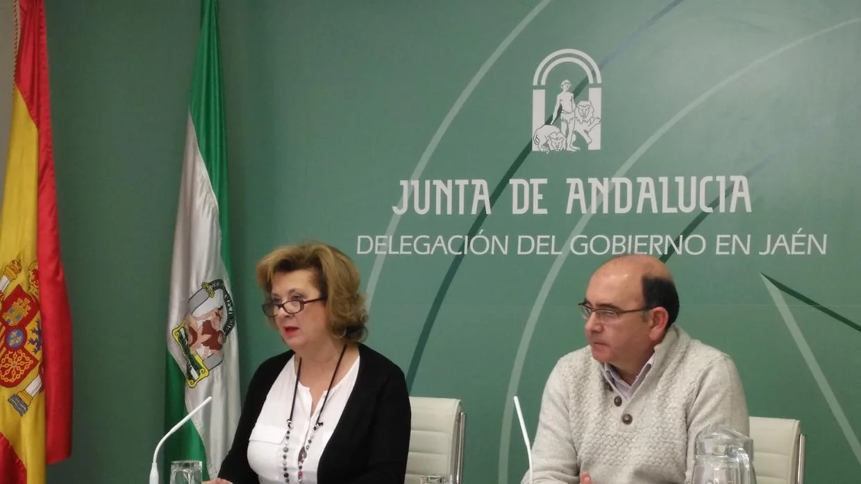 La delegada de Salud de la Junta de Andalucía, Teresa Vega, y el director del hospital San Juan de la Cruz de Úbeda, Antonio Resola